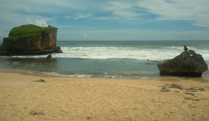 Pantai Ngrawe Foto Lokasi Rute Harga Tiket Fasilitas